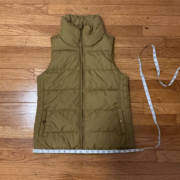 Old Navy - Women's Olive Green Puffer Vest - Picture 5 of 8